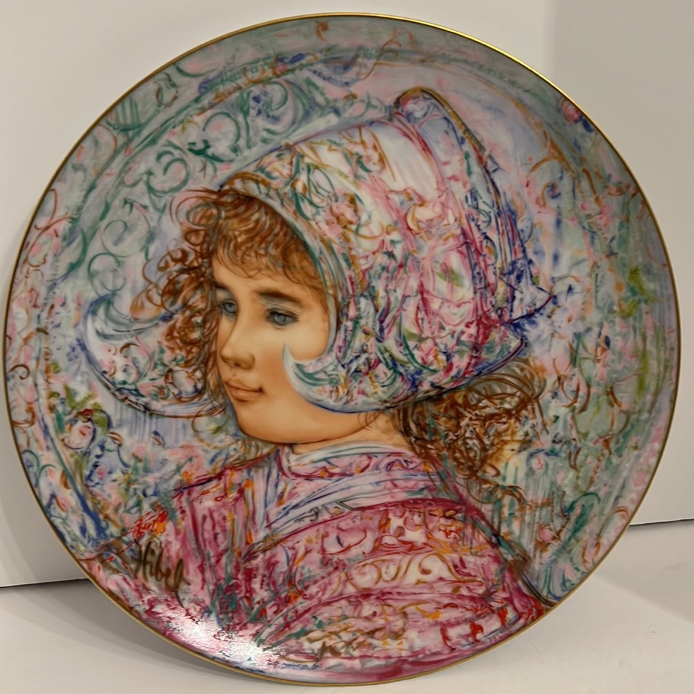 HIBEL NOBILITY OF CHILDREN THIRD EDITION PLATE 10” CAN BE HANG AS WALL DECOR.